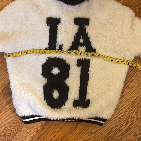 GUESS Teddy Jacket with faux fur. Excellent condition! PTP stretches to 24’ - Picture 11 of 13